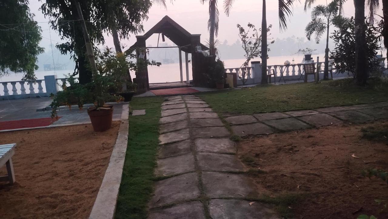 Ambadi'S Villa -Lake View Resort Pallipuram Exterior foto